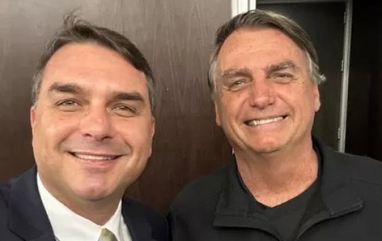 Flávio Bolsonaro fala em retorno de seu pai durante evento na Bahia “Ano que vem ele vai voltar”