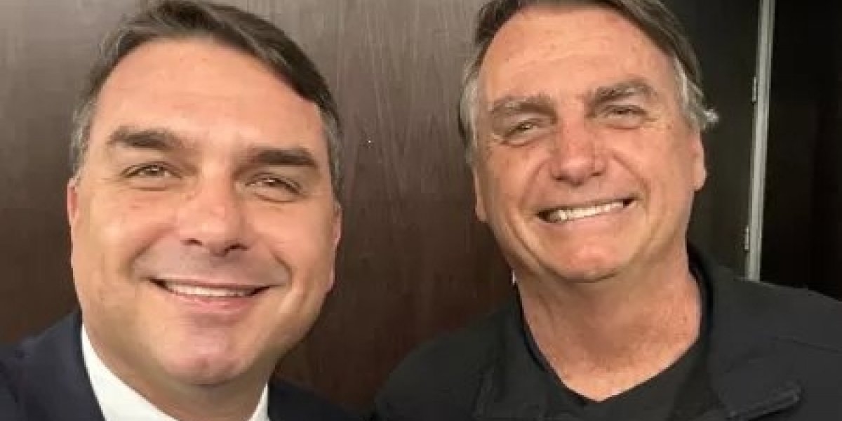 Flávio Bolsonaro fala em retorno de seu pai durante evento na Bahia “Ano que vem ele vai voltar”