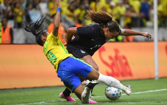 Brasil perde para os EUA diante de público recorde em jogo marcado por polêmicas de arbitragem