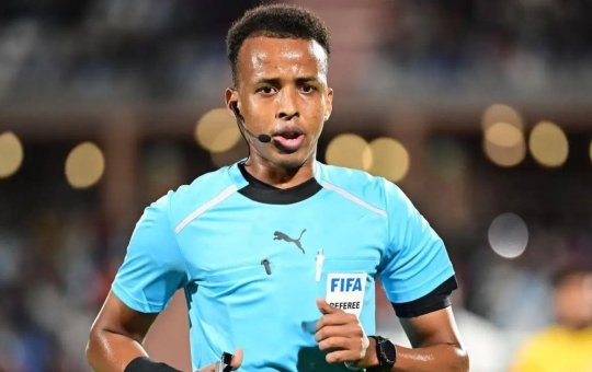 Árbitro impedido de entrar nos EUA para a Copa é recebido com festa ao chegar à Somália