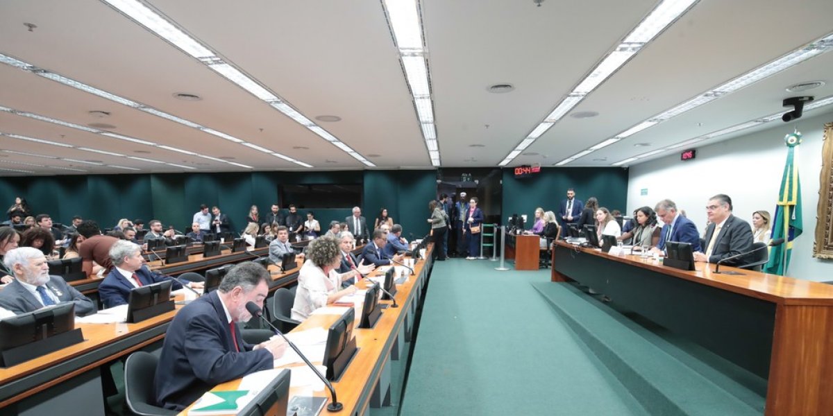 CCJ da Câmara aprova PEC que reduz maioridade penal de 18 para 16 anos
