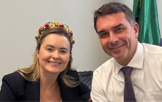 Eduardo Bolsonaro defende o nome de Julia Zanatta como vice em chapa de Flávio