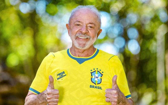 PT lança jingle de pré-campanha de Lula com alusões à Copa de 2026: 'Joga pelo Brasil'