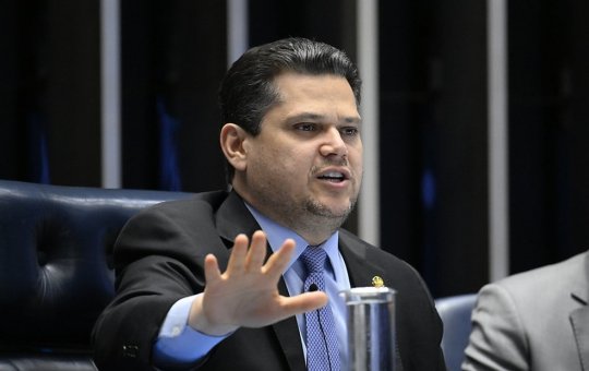 Davi Alcolumbre sinaliza avanço de proposta que acaba com a escala 6×1 no Senado