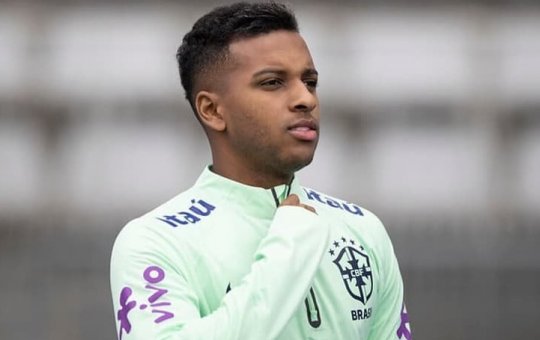 Rodrygo chega aos Estados Unidos para apoiar a Seleção após ficar fora da Copa por lesão