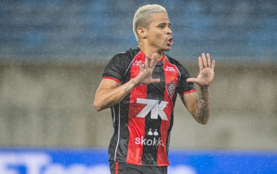 Atacante do Vitória, é premiado como melhor jogador da Copa do Nordeste 2026