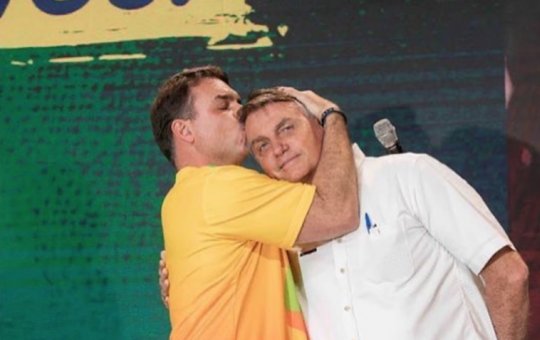 Flávio Bolsonaro atualiza estado de saúde de Jair Bolsonaro após visita com a família