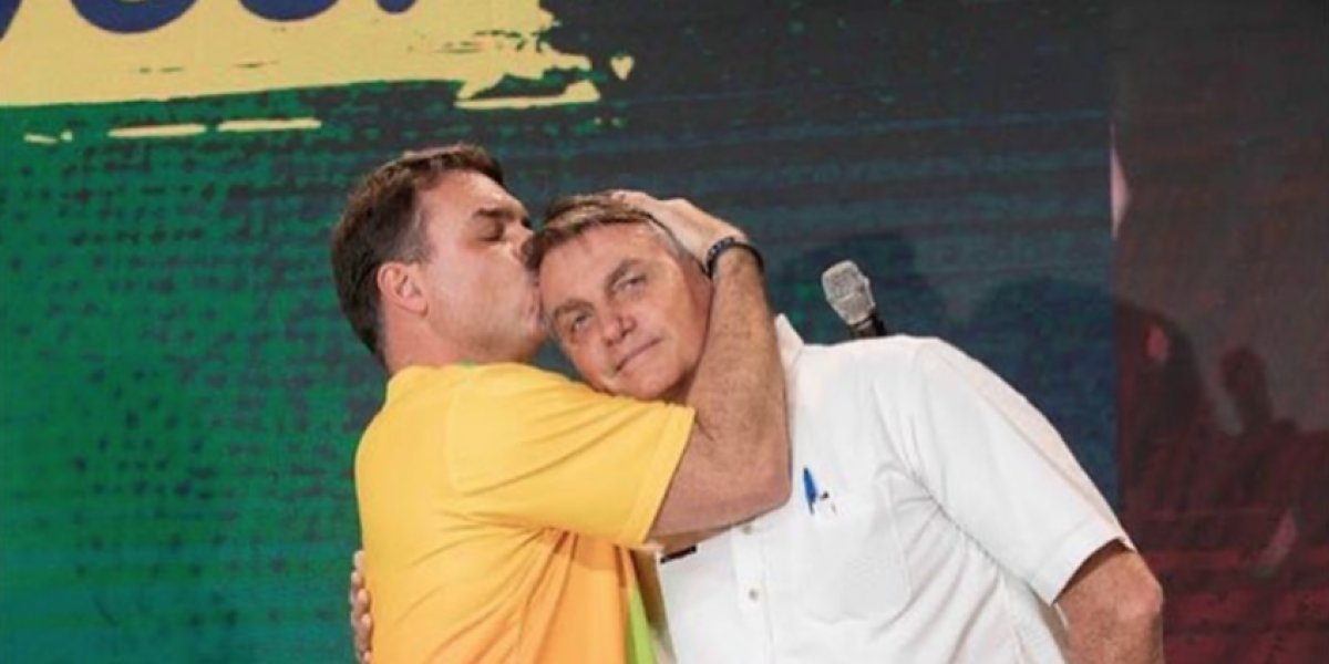 Flávio Bolsonaro atualiza estado de saúde de Jair Bolsonaro após visita com a família