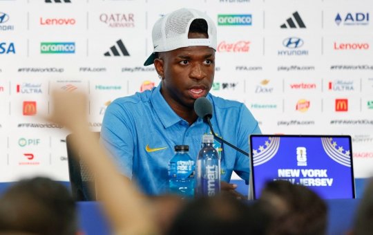 Vini Jr. se nega a responder pergunta em espanhol de repórter e afirma: “Estou com o Brasil”