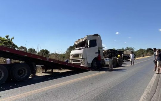 Tragédia na BR-242: motorista morre preso às ferragens após tombamento