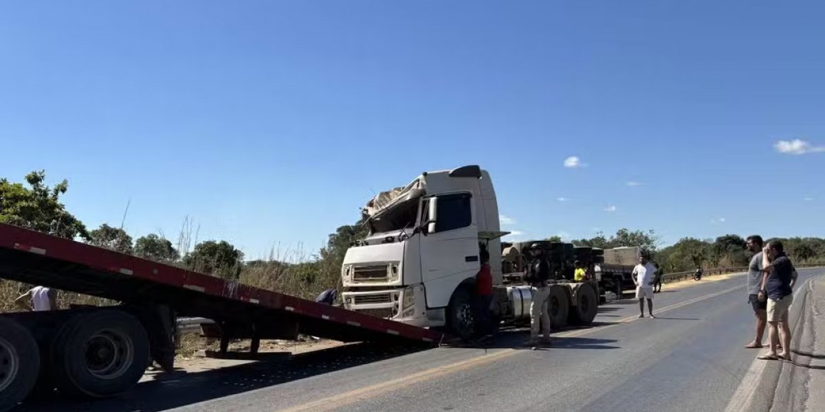 Tragédia na BR-242: motorista morre preso às ferragens após tombamento