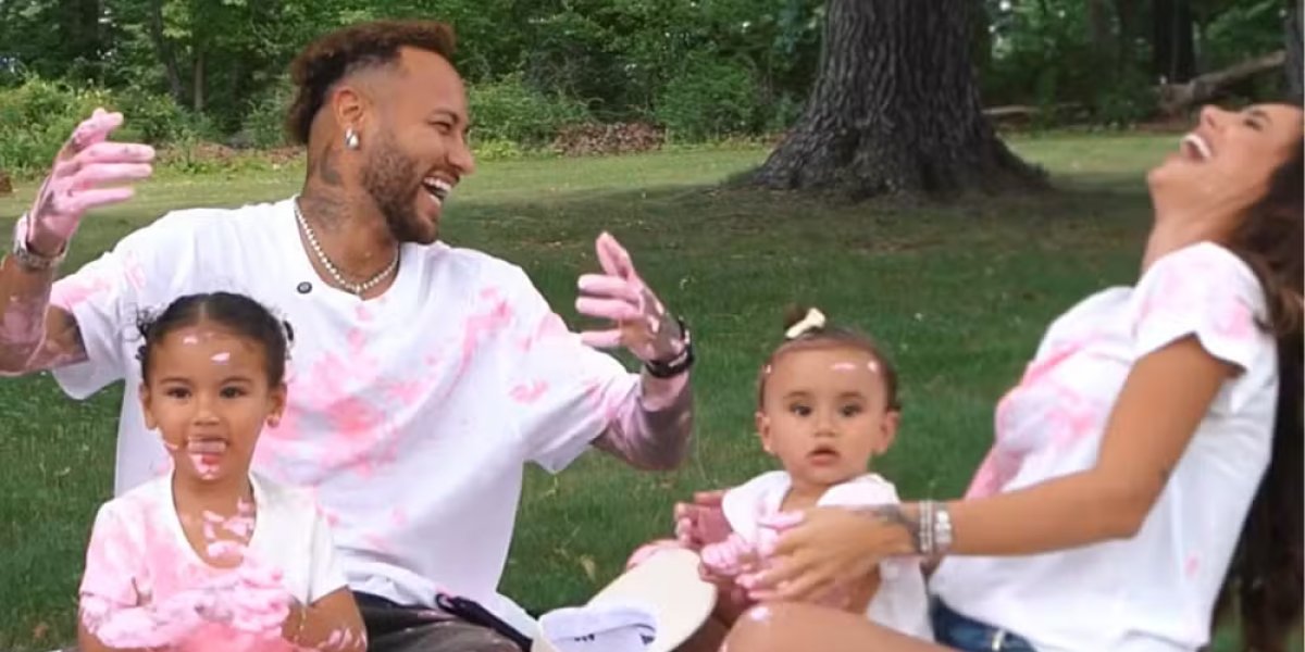 Neymar e Bruna Biancardi com as filhas Mavie e Mel