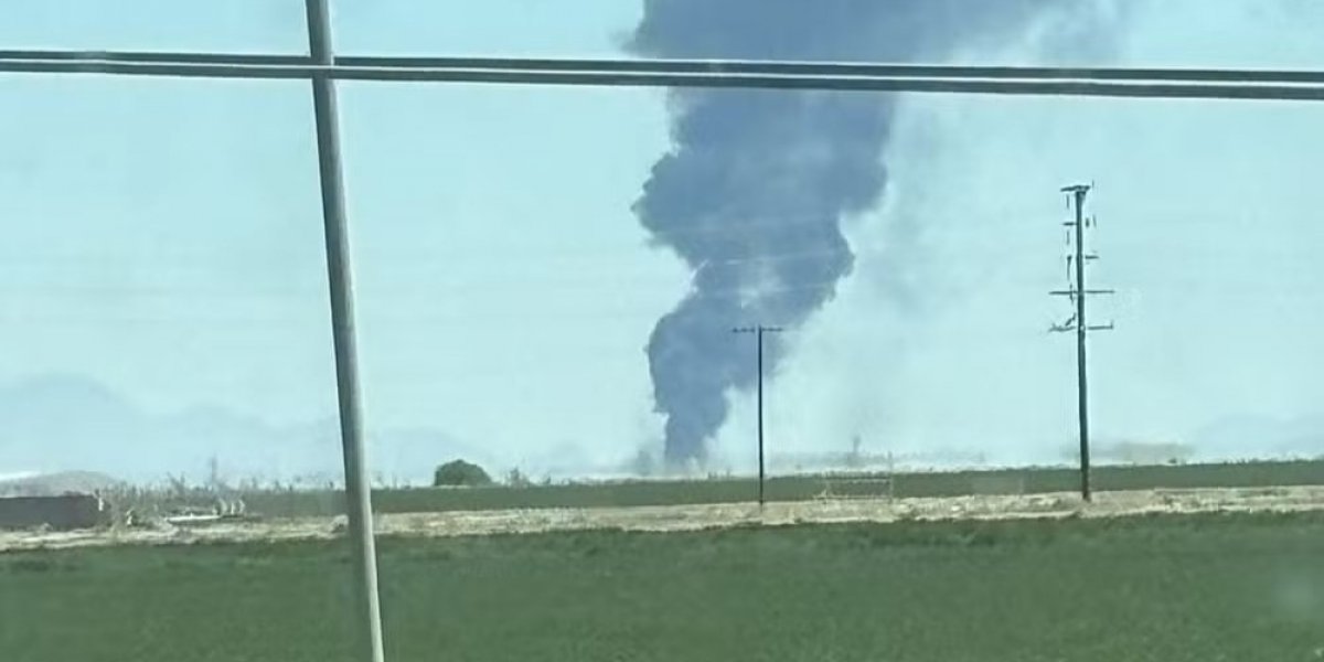 Coluna de fumaça na Base Aérea Edwards, na Califórnia