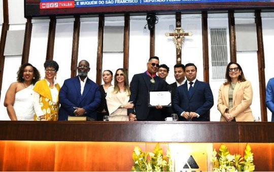 Xanddy Harmonia recebe Comenda 2 de Julho, maior honraria da Bahia