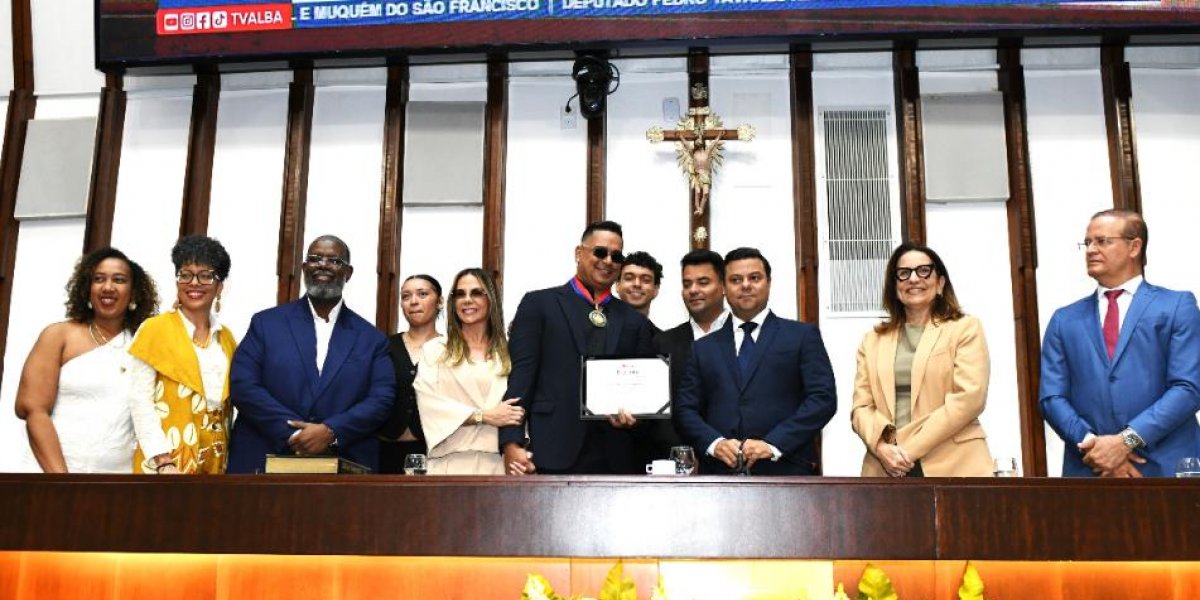 Xanddy Harmonia recebe comenda 2 de Julho