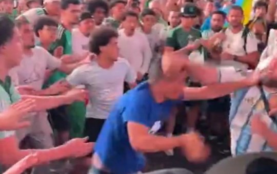 Torcedores de Argentina e Argélia brigam na Times Square antes de estreia na Copa do Mundo