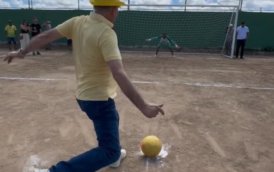 Prefeito de Feira de Santana, José Ronaldo escorrega e cai após bater pênalti 