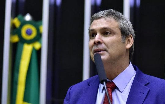 Lindbergh Farias comemora a condenação de Eduardo Bolsonaro; “vitória da democracia”  