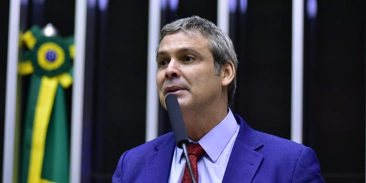 Lindbergh Farias comemora a condenação de Eduardo Bolsonaro; “vitória da democracia”  