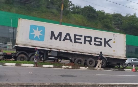 Caminhão baú cheio de frango tomba na BR-324, na região de Salvador
