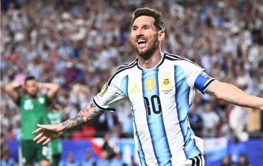 Messi faz história ao marcar hat-trick na estreia da Argentina e iguala Klose como maior artilheiro das Copas