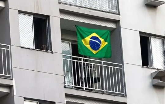 Morador é multado em R$ 1 mil após exibir bandeira do Brasil na varanda de condomínio