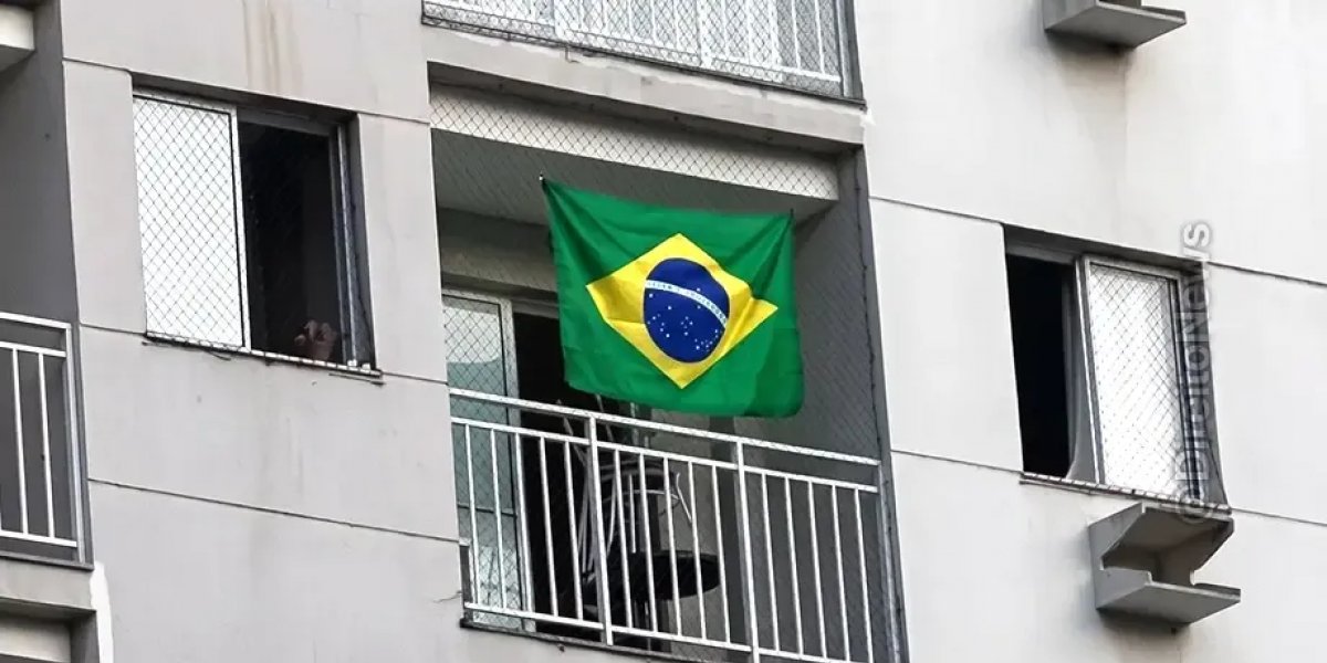 Morador é multado em R$ 1 mil após exibir bandeira do Brasil na varanda de condomínio