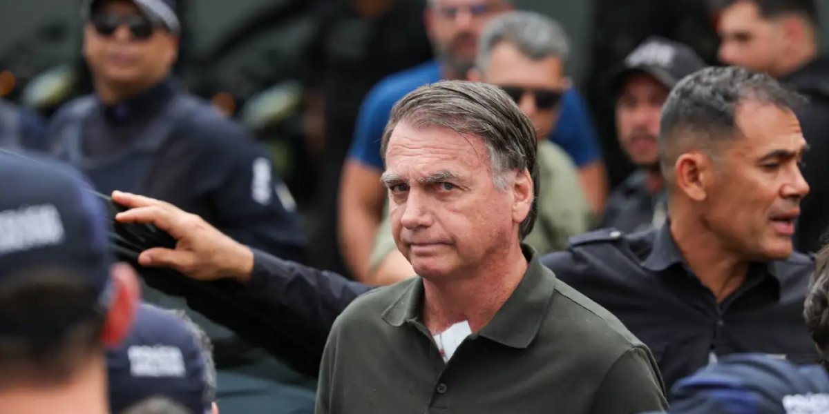 Defesa admite que arma era de Bolsonaro e cita problemas mentais do ex-presidente