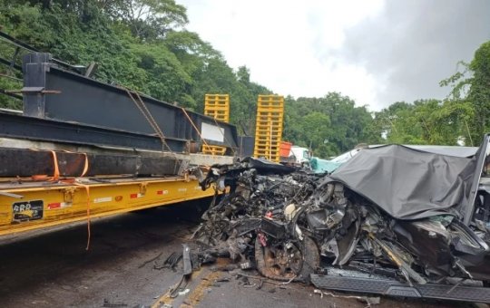Batida frontal destrói caminhonete e deixa três mortos em rodovia federal