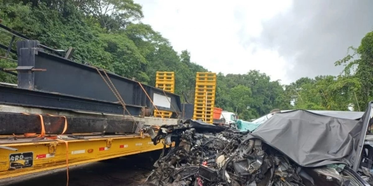 Batida frontal destrói caminhonete e deixa três mortos em rodovia federal