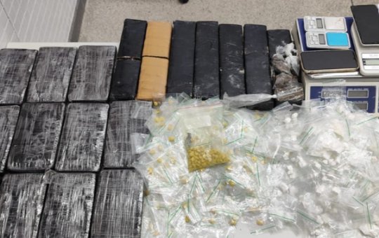 Polícia apreende mais de 700 porções de drogas e prende suspeito em Simões Filho