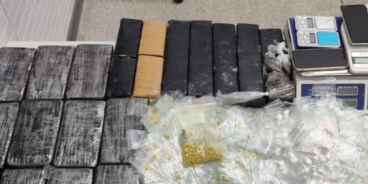Polícia apreende mais de 700 porções de drogas e prende suspeito em Simões Filho