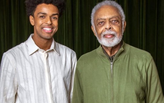 Ator que viverá Gilberto Gil em musical se emociona ao encontrar o artista