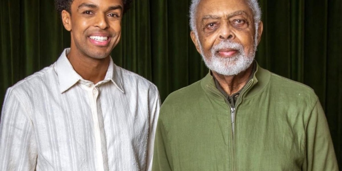 Ator que viverá Gilberto Gil em musical se emociona ao encontrar o artista