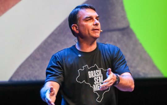 Flávio Bolsonaro defende castração química para estupradores: "É preciso cortar o mal pela raiz"