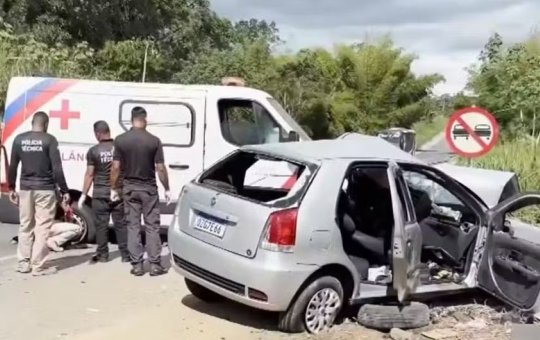 Colisão entre ambulância e carro deixa dois mortos e cinco feridos na BR-101, no sul da Bahia