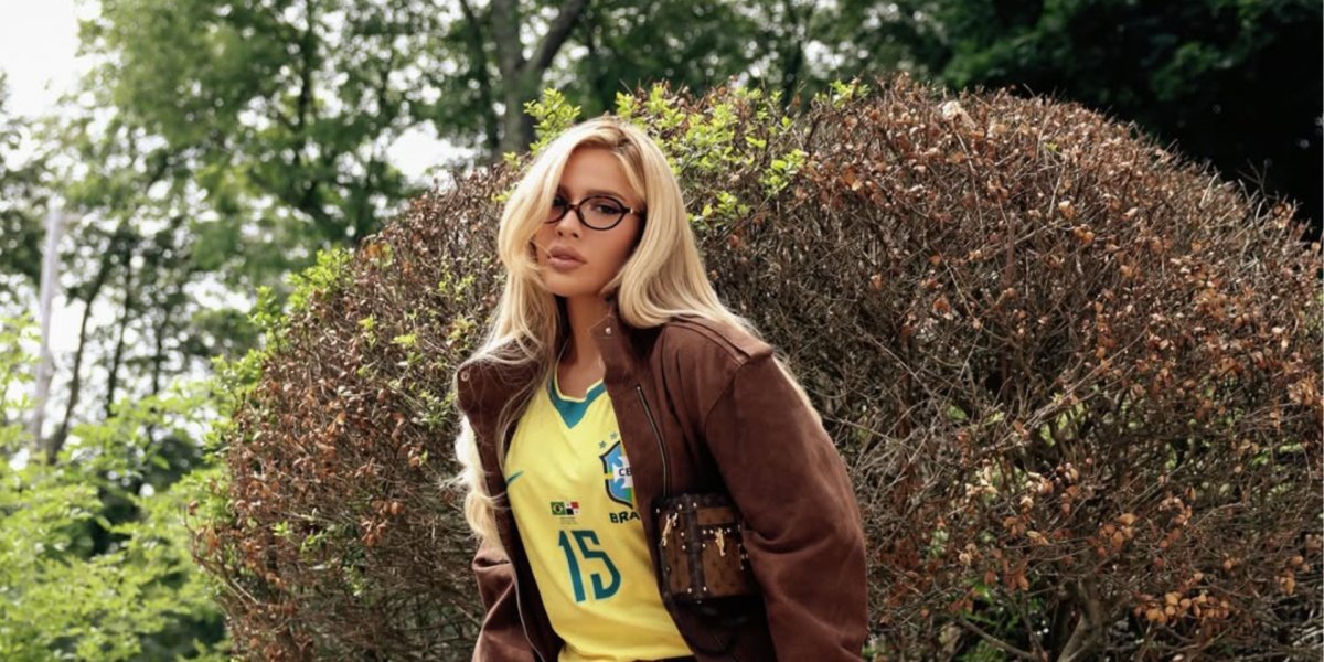 Karoline Lima exibe camisa de Léo Pereira antes de jogo da Seleção Brasileira