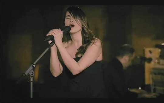 Cantora iraniana é condenada a 74 chibatadas após cantar sem hijab em transmissão online