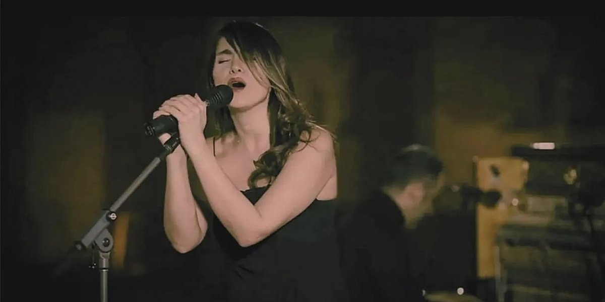 Cantora iraniana é condenada a 74 chibatadas após cantar sem hijab em transmissão online