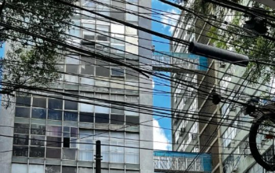 Prédio comercial é atingido por incêndio na Avenida Sete