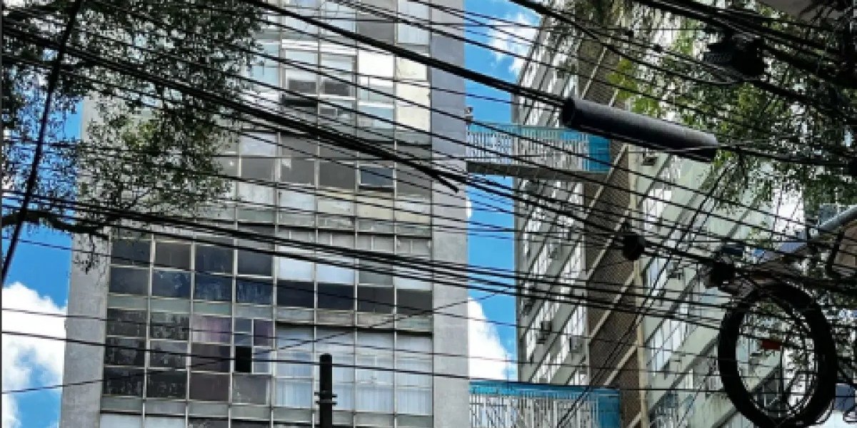 Prédio comercial é atingido por incêndio na Avenida Sete