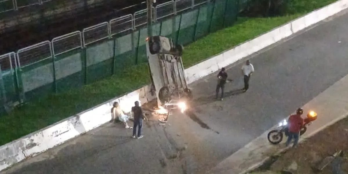 Motorista perde controle e carro despenca do Viaduto dos Rodoviários próximo ao metrô de Salvador