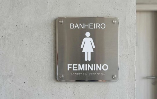 Câmara aprova projeto de lei que proíbe o uso de banheiros femininos por mulheres trans e travestis