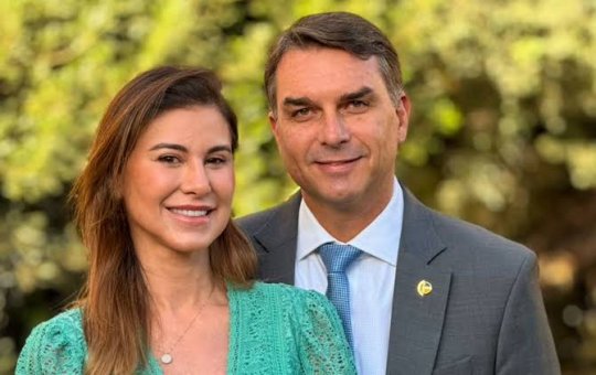 Após críticas de Michelle Bolsonaro, esposa de Flávio sai em defesa do senador nas redes