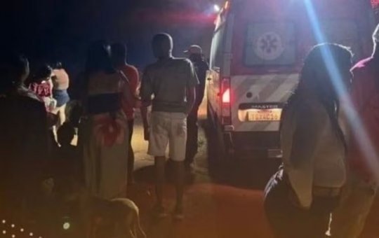 Mulher morre após salvar criança de 7 anos de naufrágio na Bahia; vítimas estavam em passeio de canoa