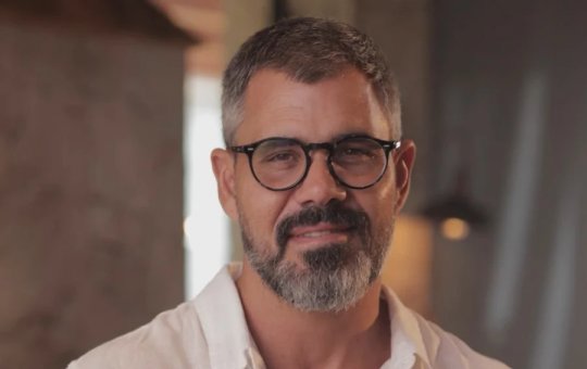 Ex-funcionária acusa Juliano Cazarré de jornada de até 14h, assédio e irregularidades trabalhistas
