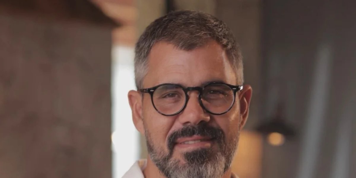 Ex-funcionária acusa Juliano Cazarré de jornada de até 14h, assédio e irregularidades trabalhistas 