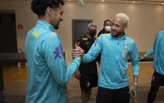 Jogadores do Brasil se apresentam para duelos pela Eliminatória