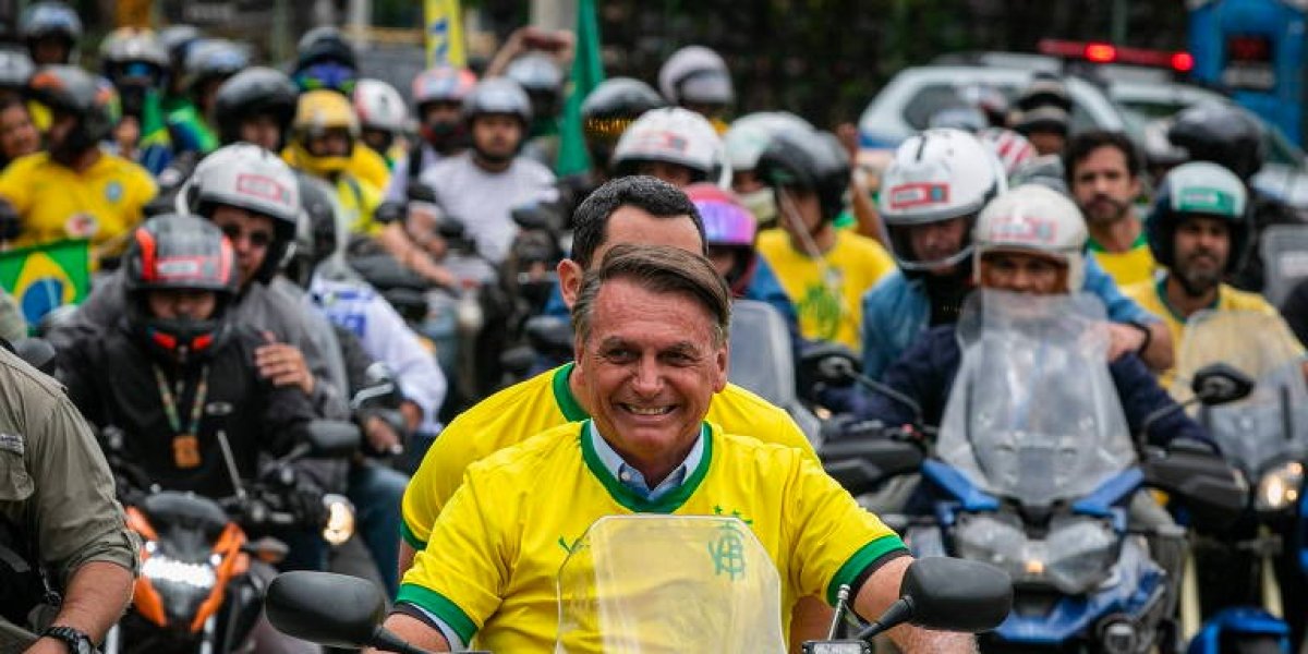 Aliados de Flávio Bolsonaro organizam motociata e corrida no 2 de Julho em Salvador