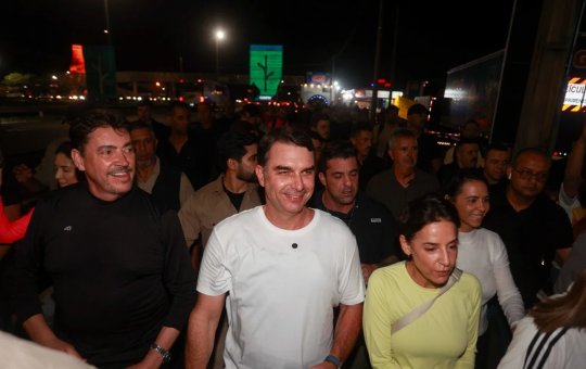 Pré-candidato à Presidência, Flávio Bolsonaro faz caminhada pela fé rumo a Trindade